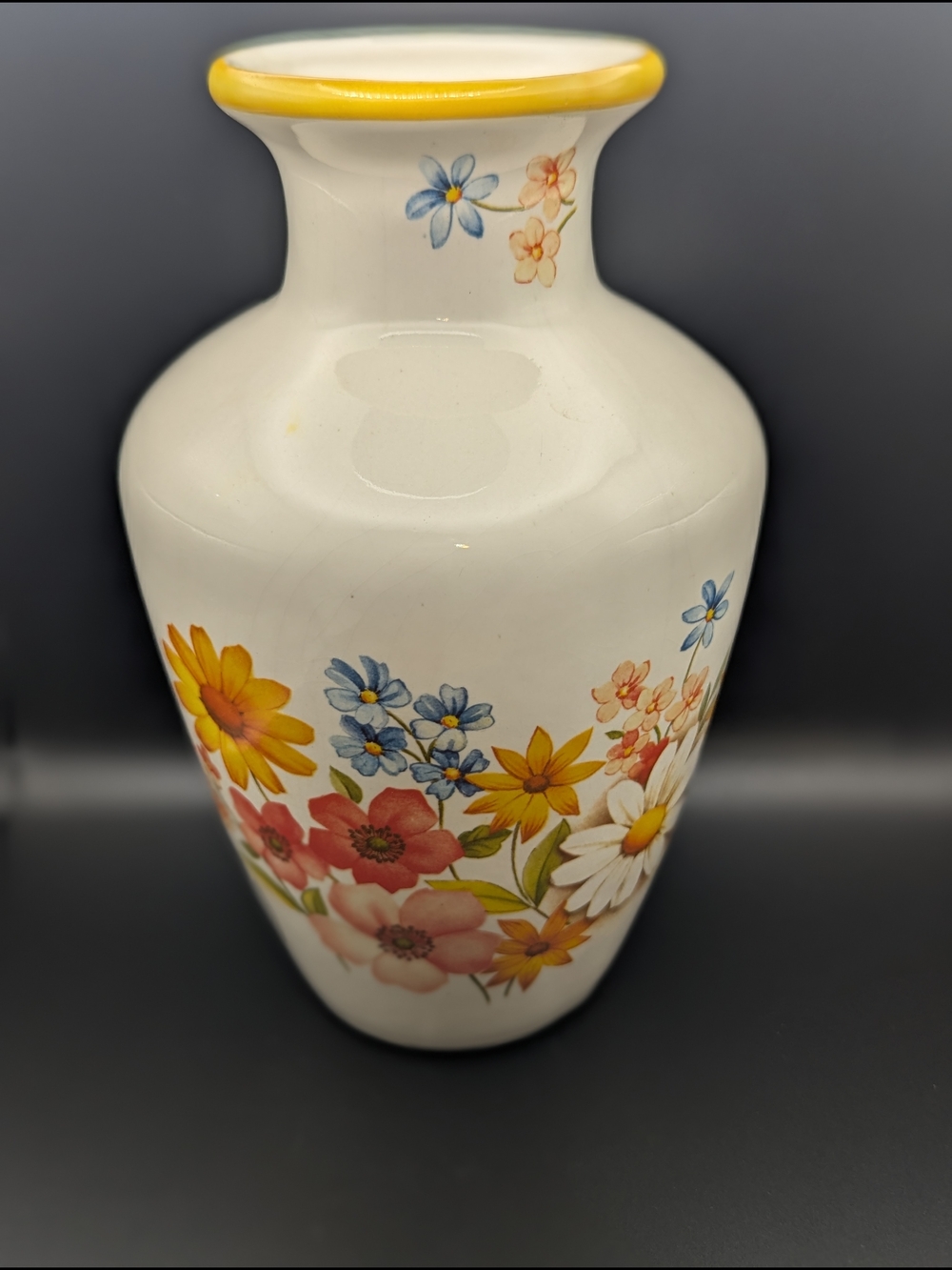 LOS ANGELES POTTERY Co./ Decorative Floral Designed Retro Vase (1970's)